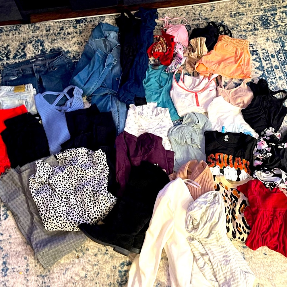 Selling womens clothing size medium and large in a lot.